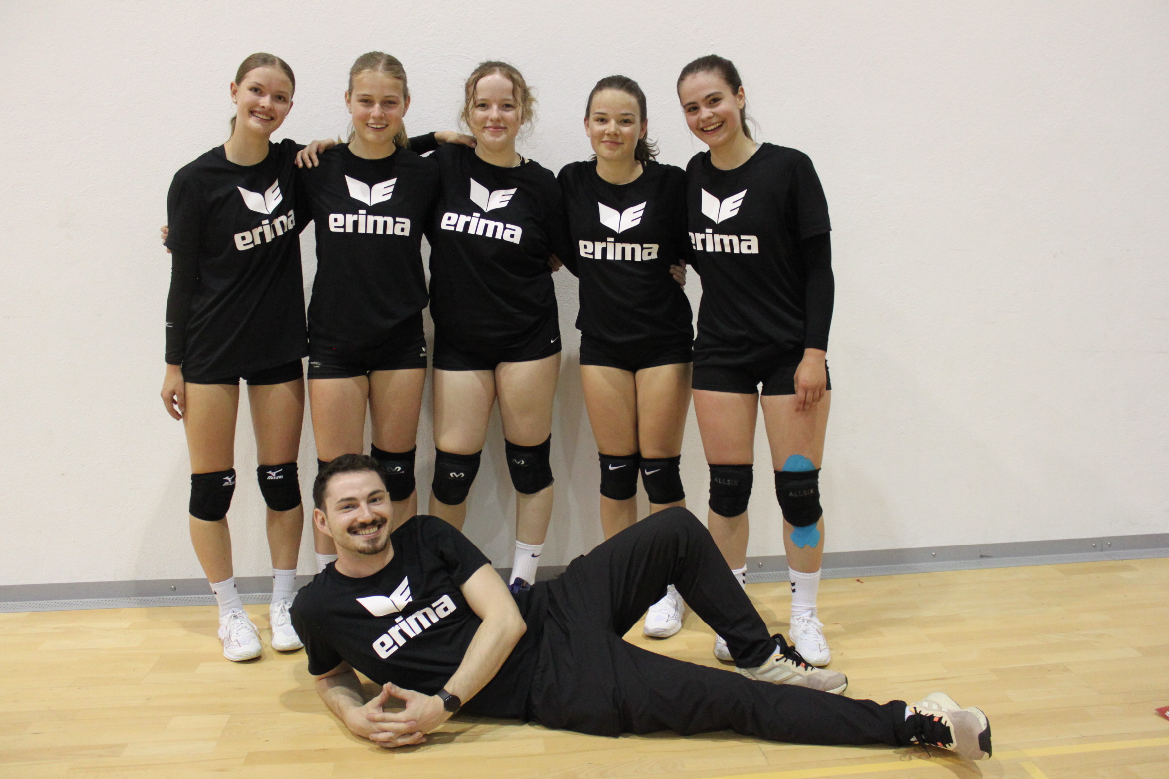 Rang 3 Volleyball Mädchen: Ylva Gisler, Delia Bissig, Lena Baumann, Luna Gisler, Meret Scheuber (hinten von links) mit Begleitperson Lino Gal