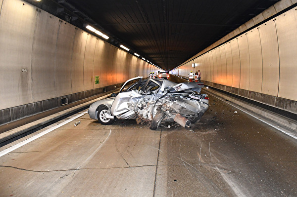 Verunfalltes Fahrzeug, seitlich fotografiert