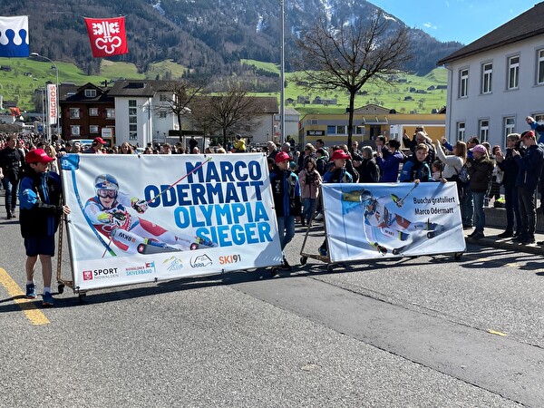 Olympiasieger Marco Odermatt wird in seiner Heimatgemeinde Buochs empfangen.