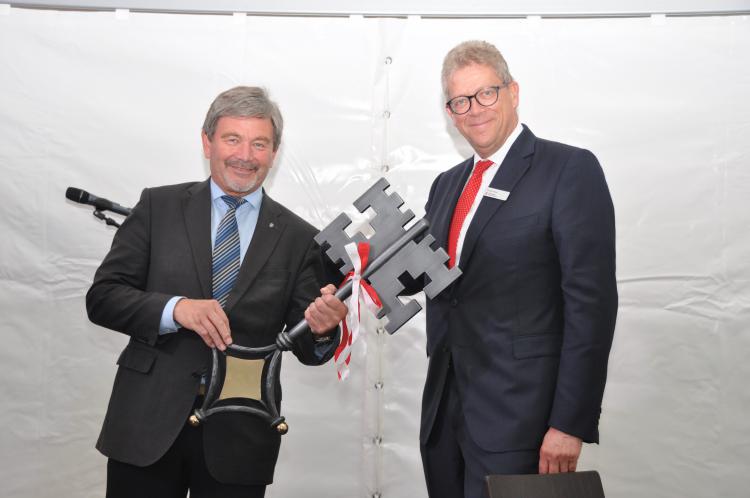 Bankratspräsident Christian Waser (rechts) überreicht Landammann Res Schmid einen symbolischen Schlüssel für das sanierte Regierungsgebäude.