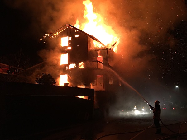 brennendes Mehrfamilienhaus in Beckenried