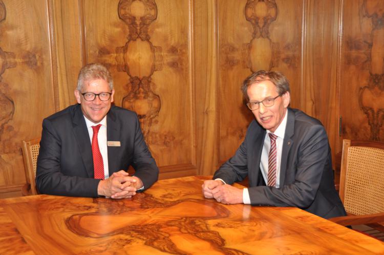 Bankratspräsident Christian Waser (links) mit Landschreiber Hugo Murer im alten Bankratsaal.