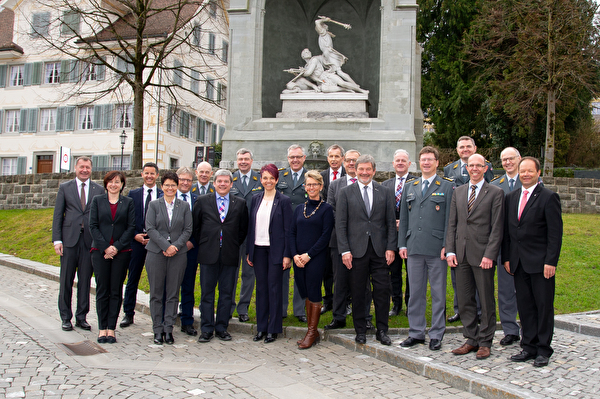Regierungsvertreter von Nidwalden und Obwalden zusammen mit den militärischen Kommandanten