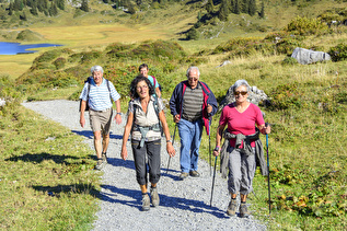 ältere Menschen beim wandern