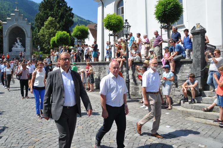 Einmarsch des Bundesrates auf den Dorfplatz, begleitet von Vertretern der Regierung und des Gemeinderates Stans.