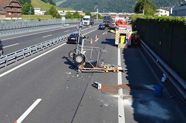 Signalanhänger liegt auf der Autobahn