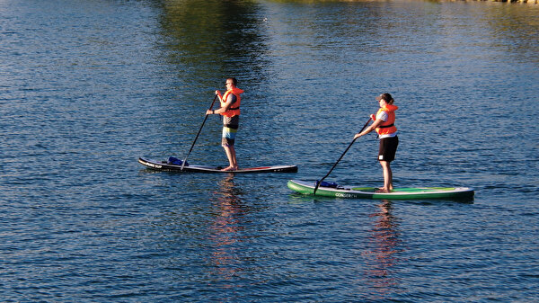 Stand Up Paddler auf dem See
