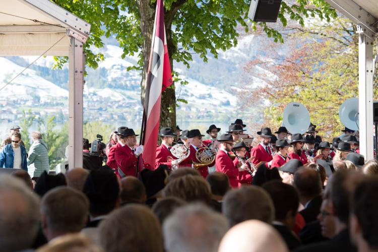 Die Gedenkfeier wird von der Feldmusik Sarnen begleitet.