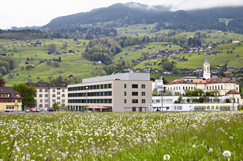 Bild: Der im Mai 2014 in Betrieb genommene neue Bettentrakt des Kantonsspitals Obwalden