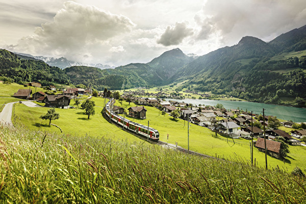 Zug, Autos, Velo, Fussgänger