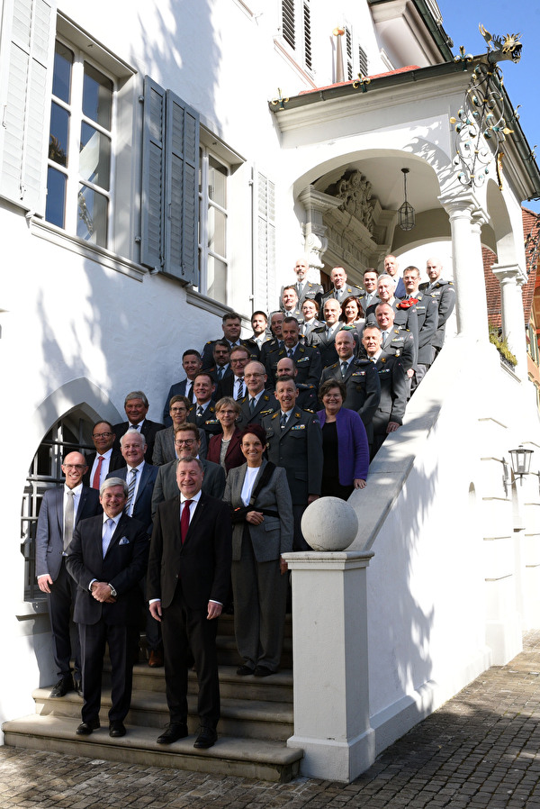 Die empfangenen und abtretenden Kommandanten mit den Regierungen der Kantone Obwalden und Nidwalden vor dem Rathaus in Sarnen. Bild: Kanton Obwalden