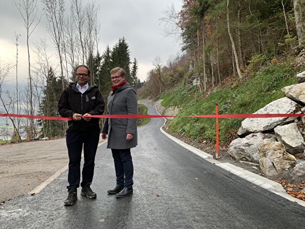 Landstatthalter Josef Hess und die Alpnacher Gemeinderätin Regula Gerig haben am 19. November 2018 gemeinsam die neue Etschistrasse eröffnet. (Bild: Bau- und Raumentwicklungsdepartement Obwalden)