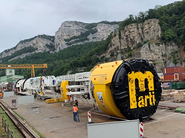 Vormontierte Tunnelbohrmaschine in Klus-Balsthal. Die Gesamtlänge der Maschine beträgt inklusive Nachläufer 150 Meter (Bild: Bau- und Raumentwicklungsdepartement Obwalden).