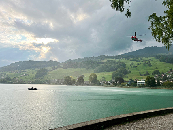Suche auf dem See durch die Seepolizei und die Rega