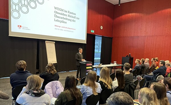 Kick-off zur Überarbeitung der Lehrpläne