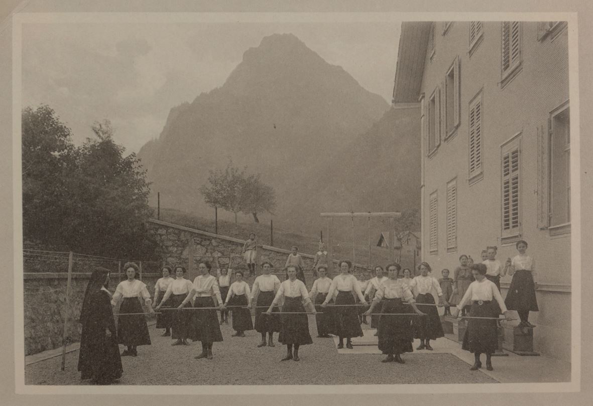 Turnunterricht ca. 1910