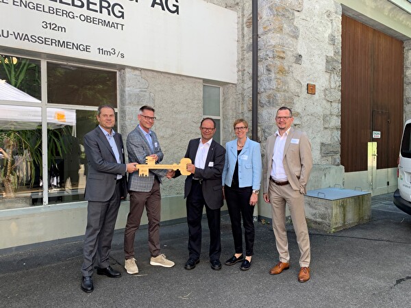 Von links nach rechts: Remo Lütolf (ewl), Patrik Rust (ewl), Josef Hess (Energiedirektor Obwalden), Cornelia Kaufmann-Hurschler (OKW AG) und Thomas Baumgartner (EWO).