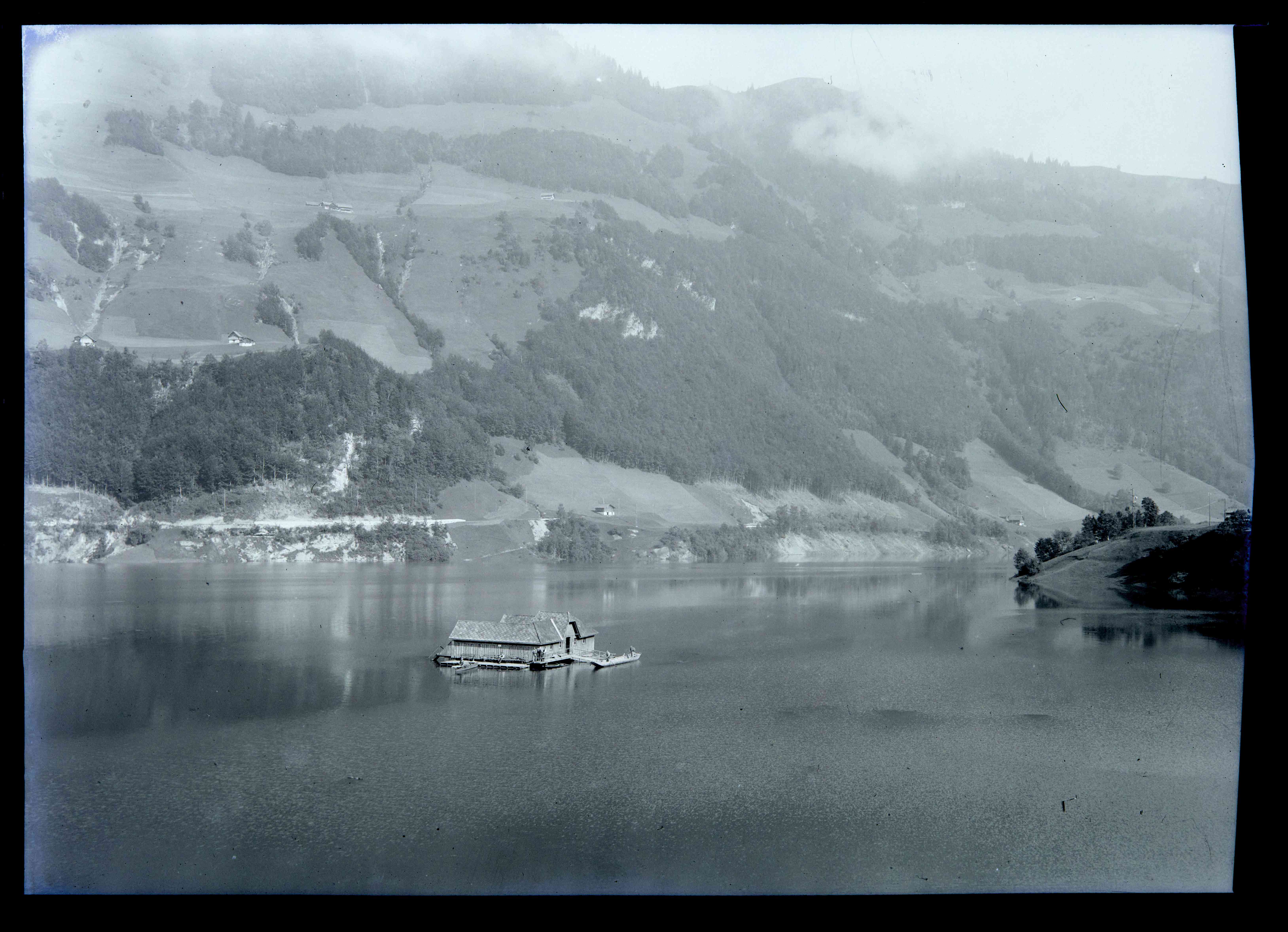 Seebad Lungern schwimmt