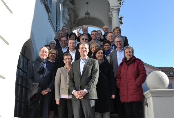 Vertreterinnen der Regierungen von Luzern und Obwalden auf der Treppe des Rathauses in Sarnen.