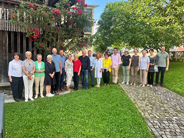 Legende zum Gruppenbild von links nach rechts: Francesca Moser (Leiterin Amt für Volks- und Mittelschulen), Albrecht-Xu Hui Qing, Amrhein-Waser Maria, Bieri Cornelia, Bieri Rolf, Erni Franz, Ettlin Vreni, Halter-Furrer Paula, Küng Otti, Christian Schäli (Bildungsdirektor), Luchsinger Esther, Merz-Pisan Astrid, Sonego Marco, Stocker Liselotte, von Flüe Luzia, Wicki Annag-reth, Zeyer Hildegard, Wechsler David (Prorektor BWZ)