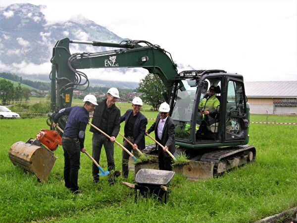 Marius Risi, Leiter Amt für Kultur und Sport Obwalden, Architekt Pascal Häller, Burch und Partner Architekten AG, Regierungsrat Christoph Amsatd, Sicherheits- und Justizdepartement Obwalden und Regierungsrat Josef Hess, Bau- und Raumentwicklungsdepartement Obwalden (von links) geben die Arbeiten für das Logistikzentrum samt Museumslager frei.