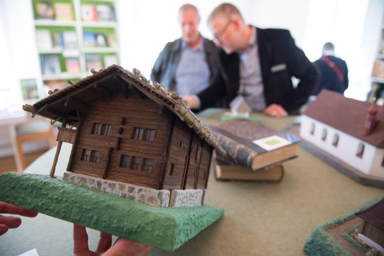 In der Kantonsbibliothek können Miniaturnachbildungen von Bruder-Klaus-Gebäuden besichtigt werden. 