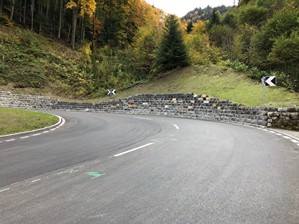 Ausgebaute Kurve Schwibögli mit der neuen Natursteinmauer