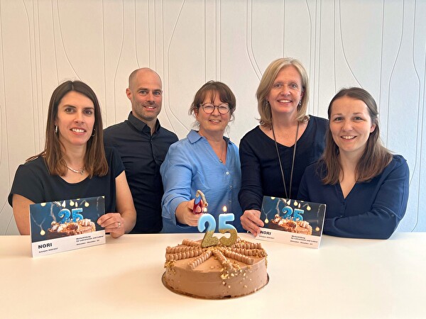 Mitarbeitende der Fachstellen für Lehrerinnen- und Lehrerweiterbildung Nidwalden, Obwalden und Uri mit dem 25. gemeinsamen Programmheft