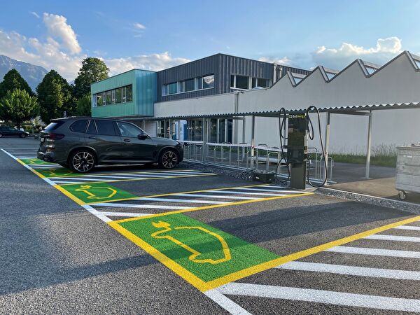 Parkplätze mit Ladestation für Elektroautos beim BWZ 