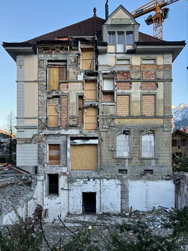 Abbruch der Fassade bei der alten Kantonalbank Obwalden
