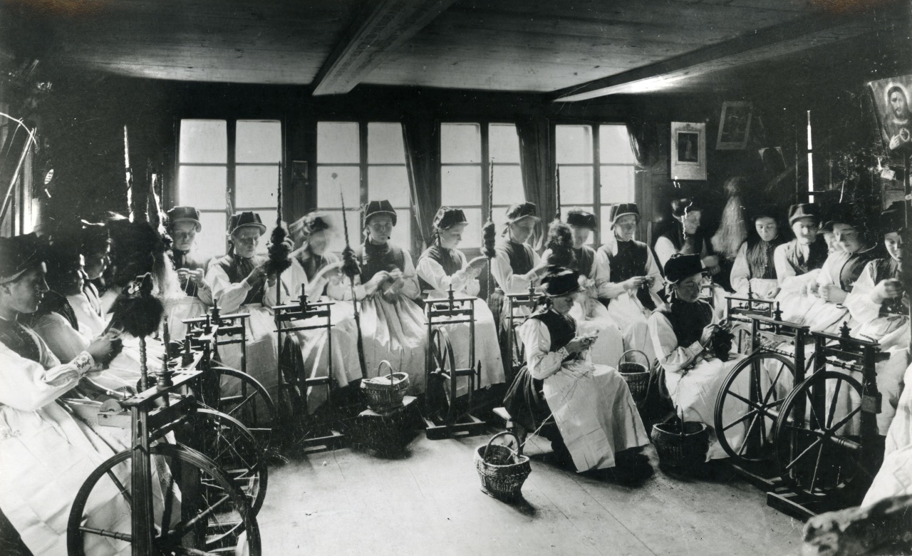 Giswil. Frauen beim Spinnen und Weben.