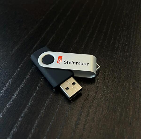 USB-Stick in Schwarz mit farbigem Logo auf der Vorderseite