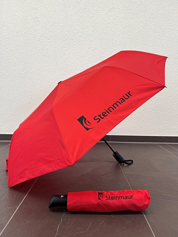 Regenschirm in Rot mit schwarzem Logo auf 1 Segment und auf der Hülle