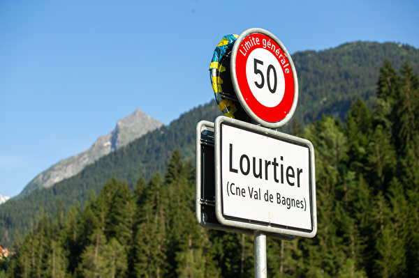 Le panneau du village de Lourtier