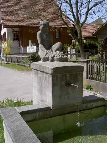Der Traubendieb, eine Brunnenfigur, geschaffen vom einheimischen Künstler Mädi Zünd 