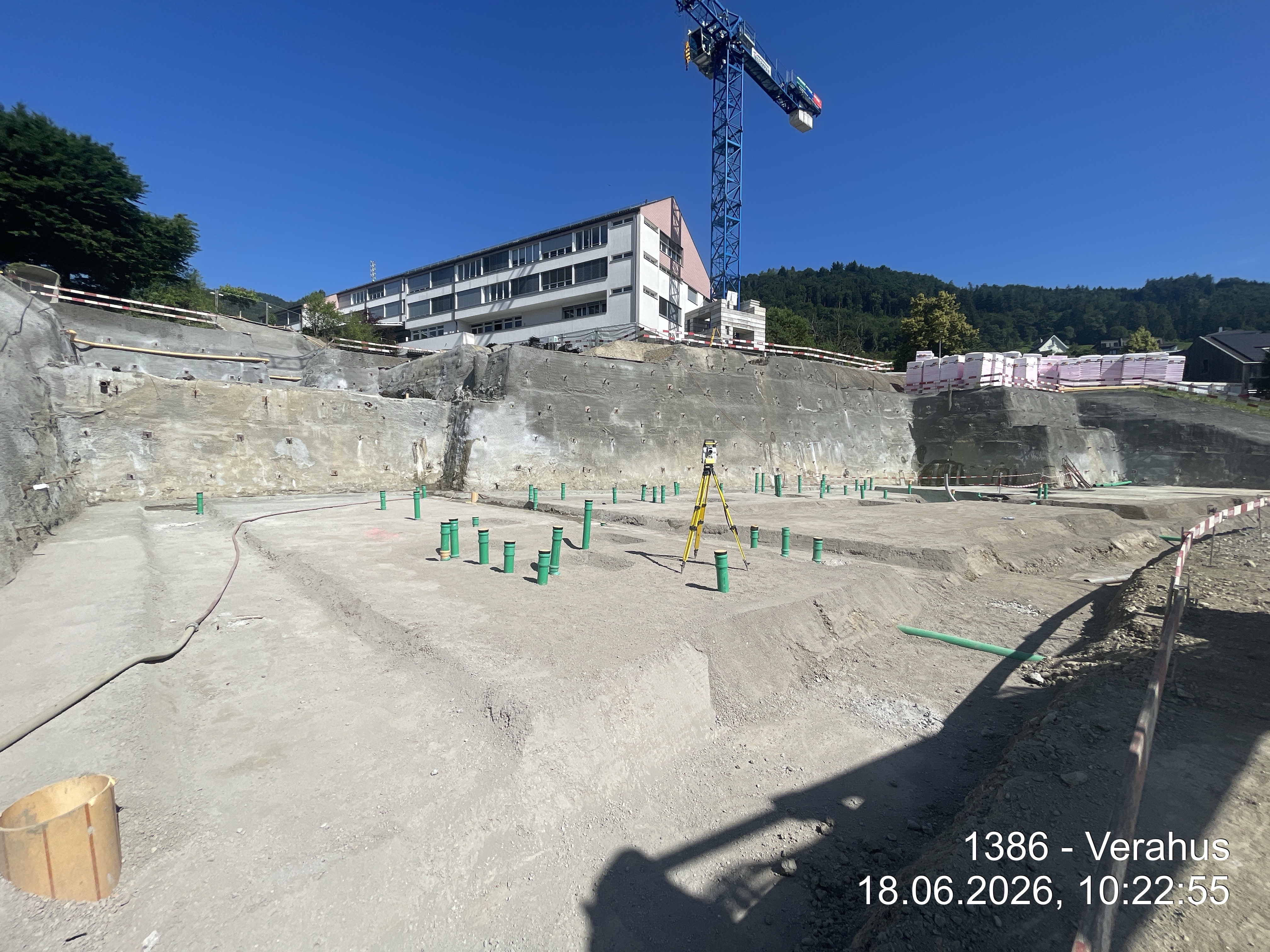 Die Kanalisationen im Gebäude auf den Ebenen 01 und 02 wurden heute fertig eingebaut. Zudem wurde die Magerbetonschicht der Ebenen erstellt.