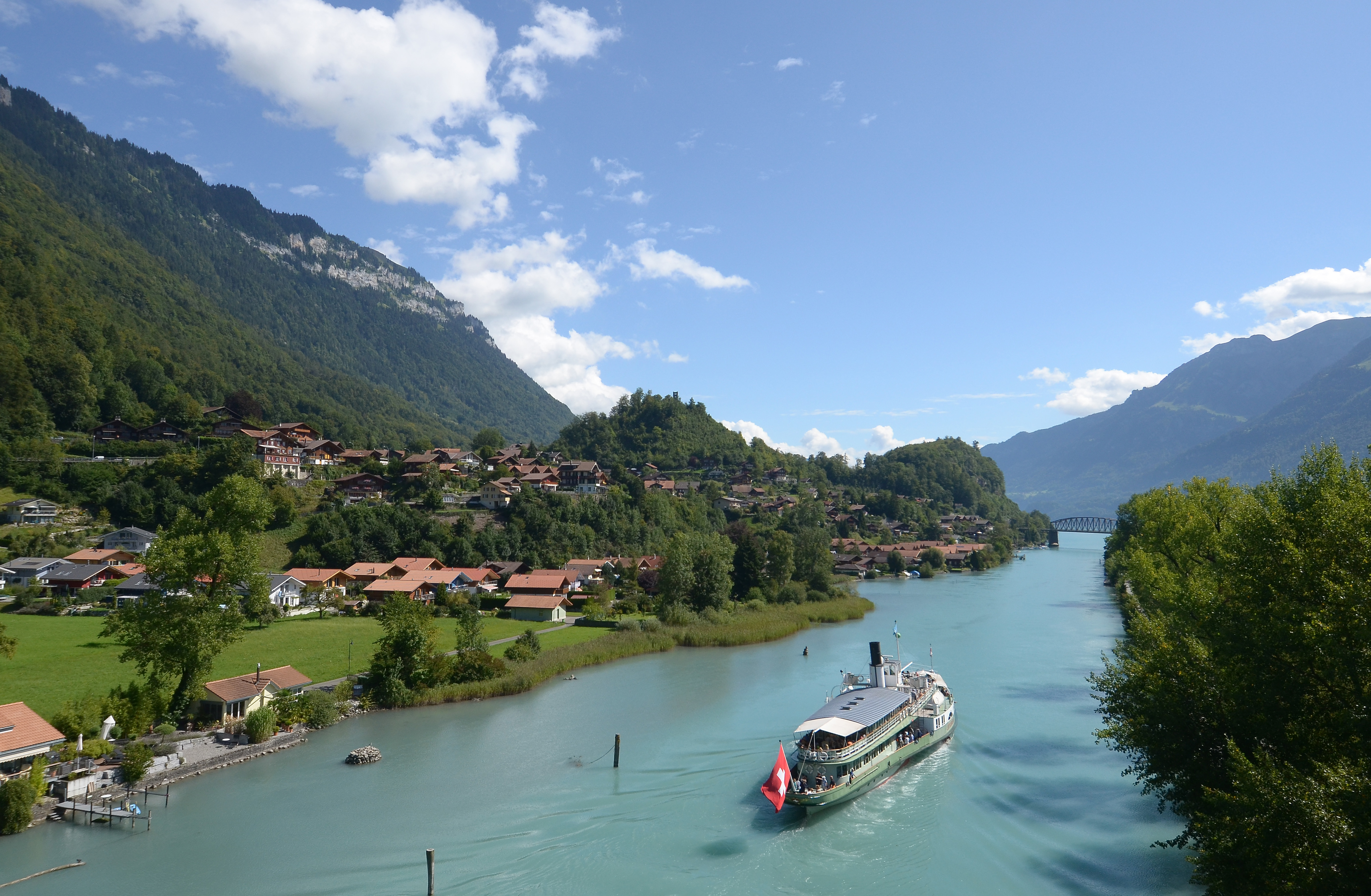 Blick auf die Aare, welche gleichzeitig zu der Schiffstation in Interlaken West führt. Auf der Linken Seite befindet sich das Wohnquartier Eyen, auf der rechten Seite befindet sich das Gemeindegebiet Interlaken.
