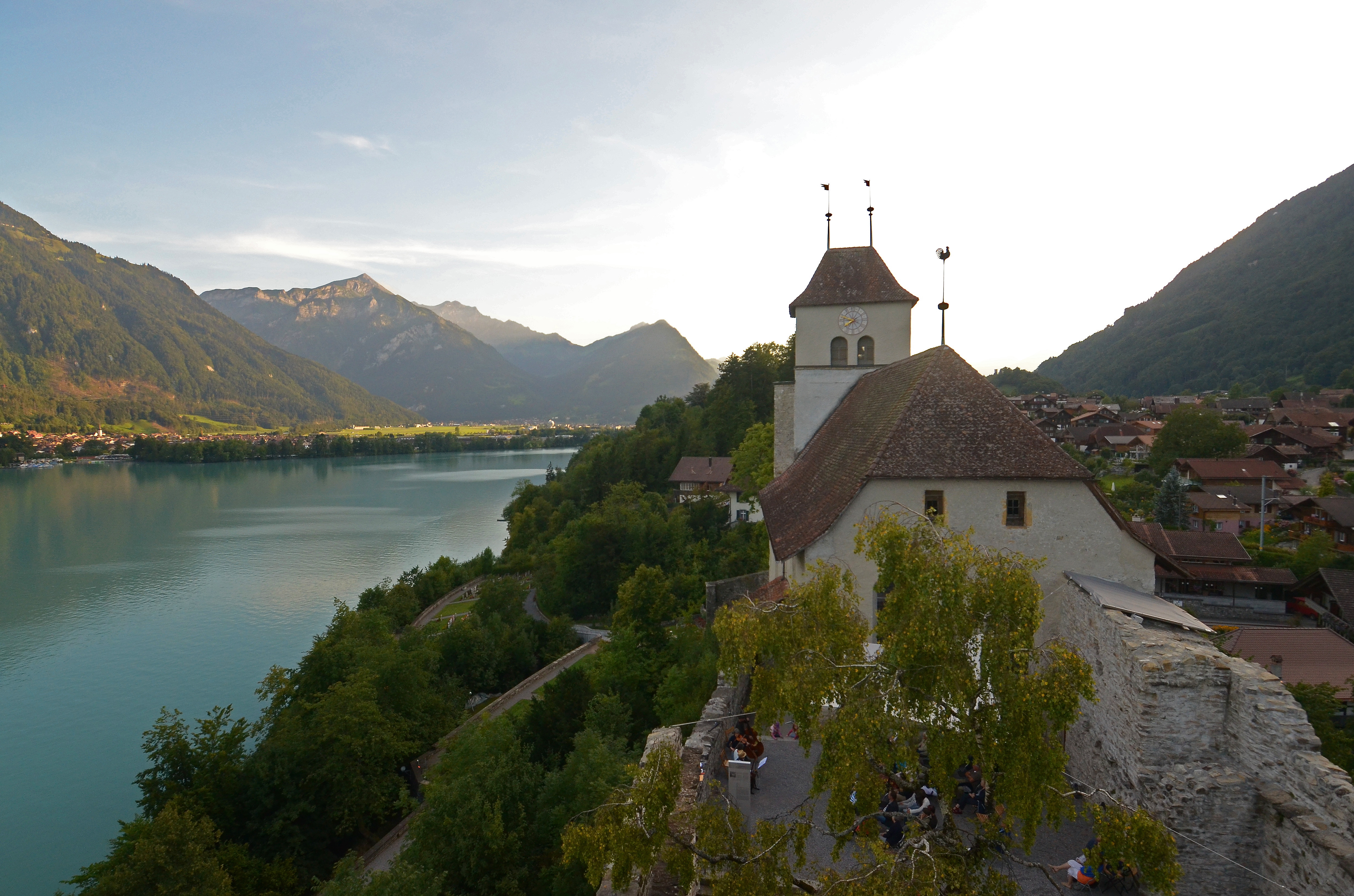 Blick auf die Burgkirche. Im Vordergrund die Ruine. Im Hintergrund die Burgkirche sowie der wunderschöne Brienzersee.