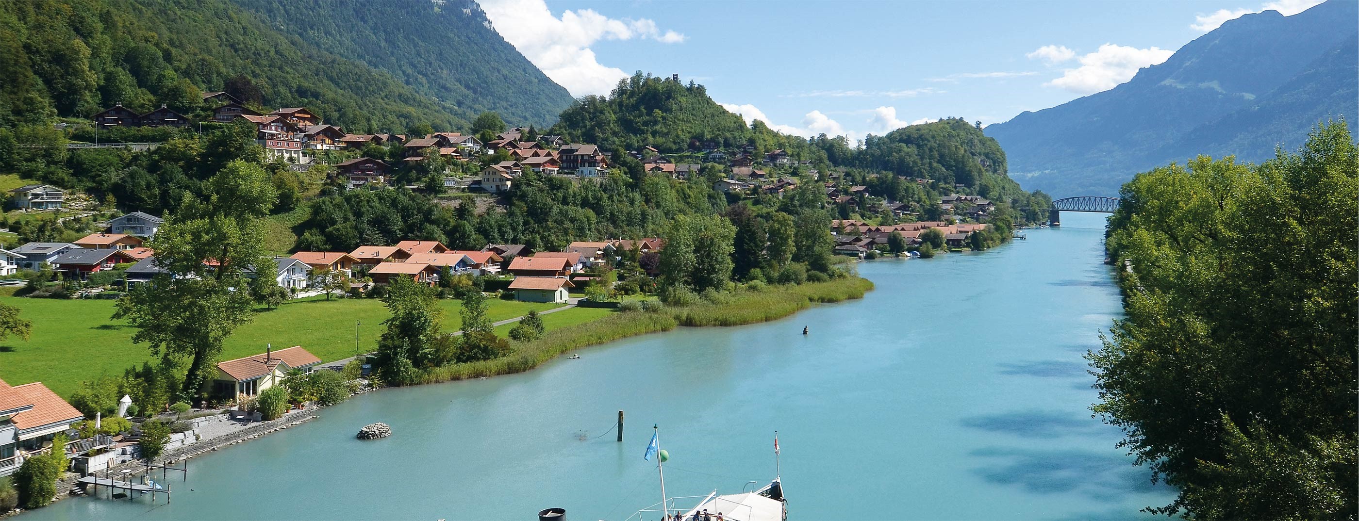 Blick auf die Aare, welche gleichzeitig zu der Schiffstation in Interlaken West führt. Auf der Linken Seite befindet sich das Wohnquartier Eyen, auf der rechten Seite befindet sich das Gemeindegebiet Interlaken.