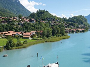 Blick auf die Aare, welche gleichzeitig zu der Schiffstation in Interlaken West führt. Auf der Linken Seite befindet sich das Wohnquartier Eyen, auf der rechten Seite befindet sich das Gemeindegebiet Interlaken.
