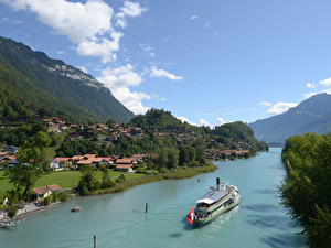 Blick auf die Aare, welche gleichzeitig zu der Schiffstation in Interlaken West führt. Auf der Linken Seite befindet sich das Wohnquartier Eyen, auf der rechten Seite befindet sich das Gemeindegebiet Interlaken.