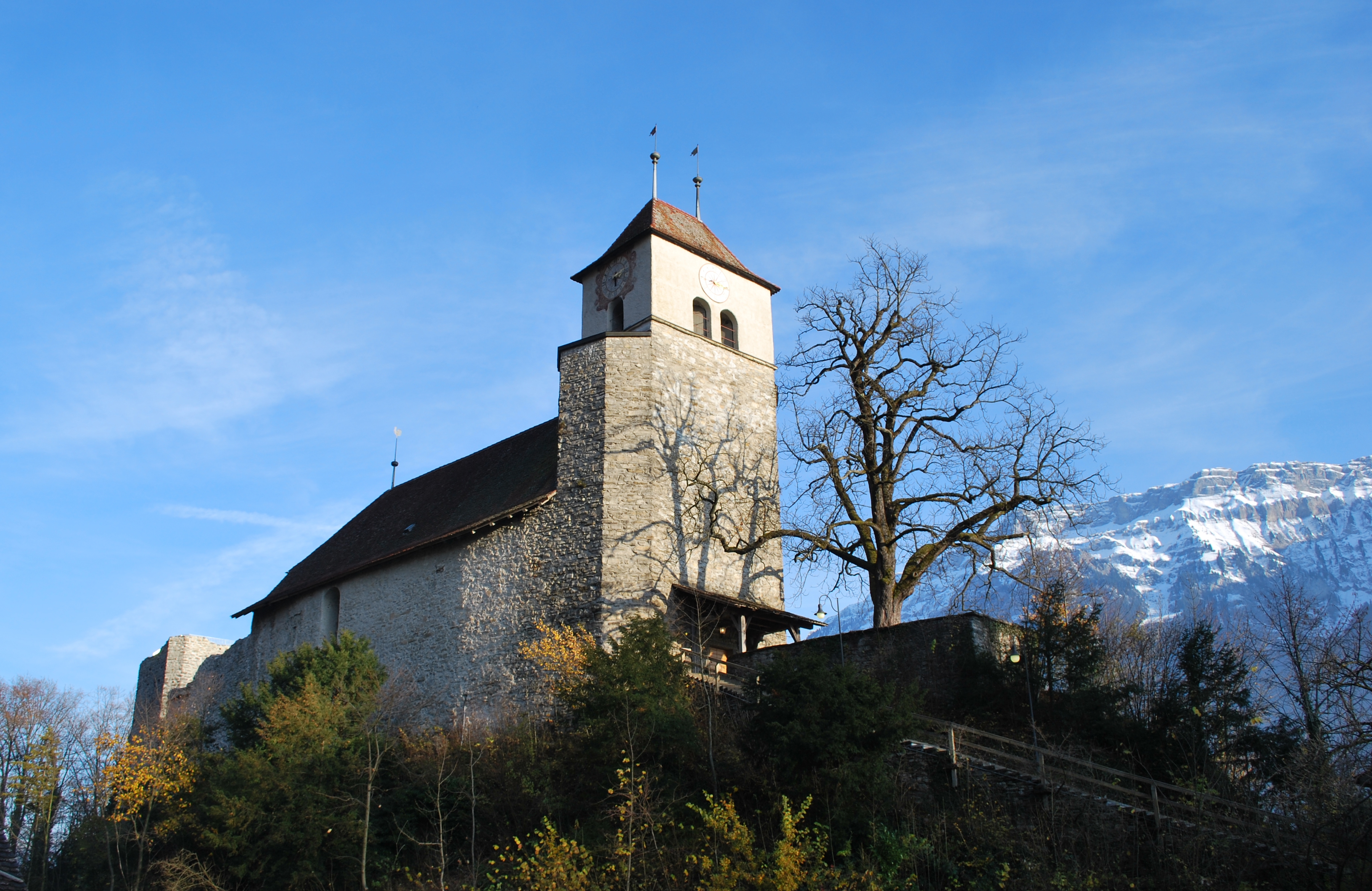 Burgkirche/Burgruine Ringgenberg im Herbst.