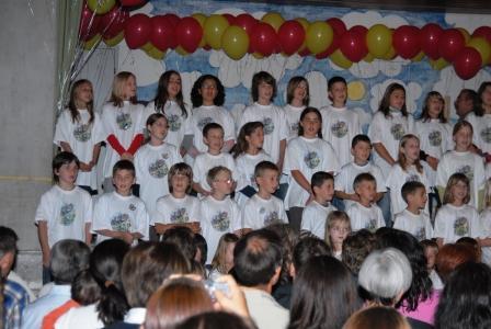 Primarschulkinder singen