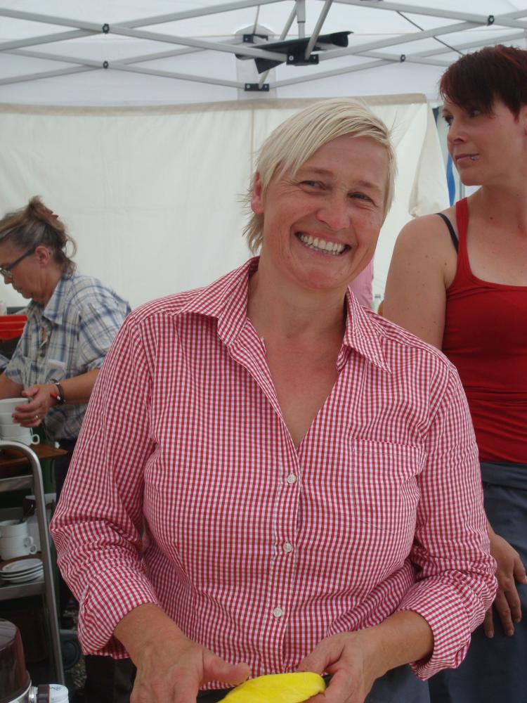 Anita Sutter, Chefin Festwirtschaft,  mit Helferinnen