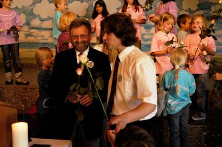 Gottesdienst-Ende mit Rosen