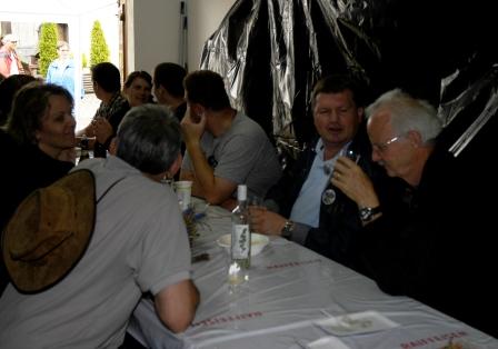 Besucher im Gespräch