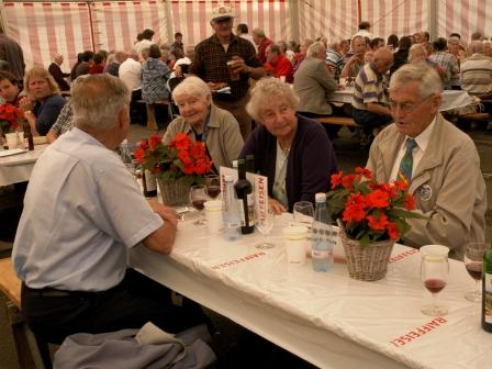 Besucher im Festzelt7