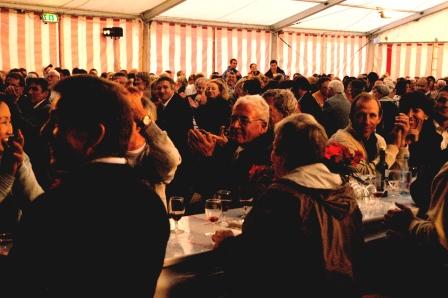Festbesucher applaudieren