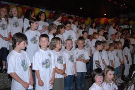 Primarschulkinder auf Bühne
