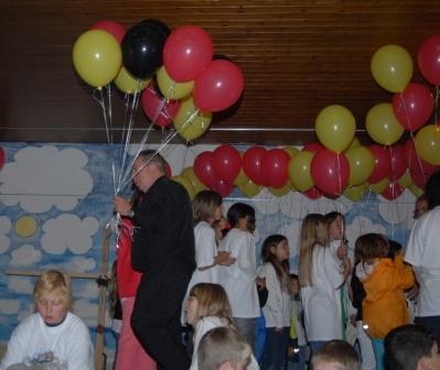 Gemeindepräsident und Primarschulkinder mit Luftballons